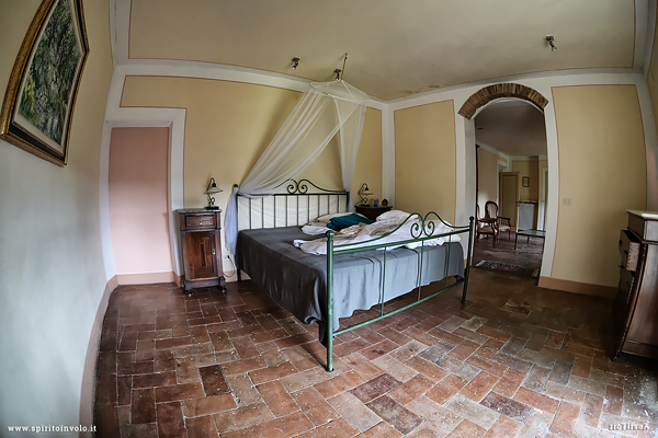 Camera da letto con zanzariera della villa del tricolore