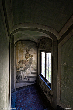 Un affresco sulle scale della villa colorata