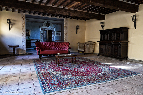 Grande sala con divano della villa colorata