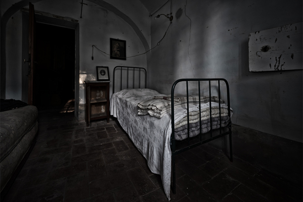 Letto di ferro dentro la villa delle suore