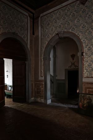 Porte dentro la villa delle suore