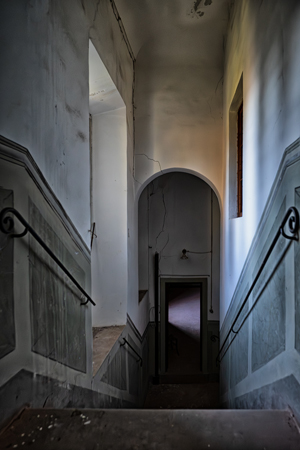 Scala con arco dentro la villa delle suore