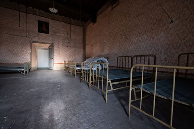 Fila di letti dentro la villa delle suore