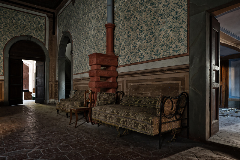 Stufa e divano dentro la villa delle suore