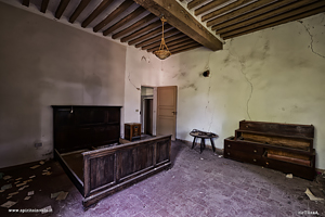 Letto e cassapanca nella villa dei rombi