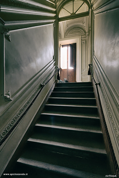 Scala con porta nella villa del farmacista