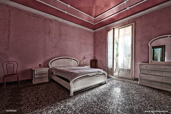 Letto nella camera rosa della villa medicea del manichino