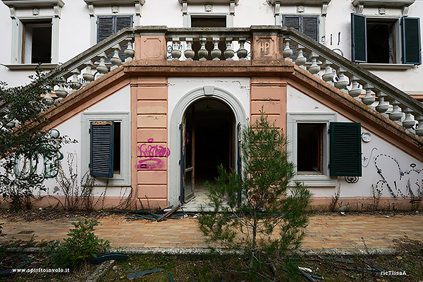 Foto urbex della villa del nulla