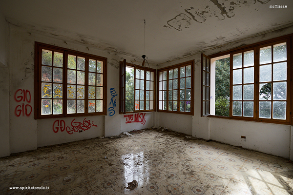 Foto urbex della villa del nulla