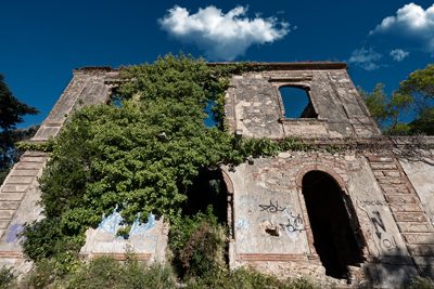 Facciata dal basso della villa del polacco