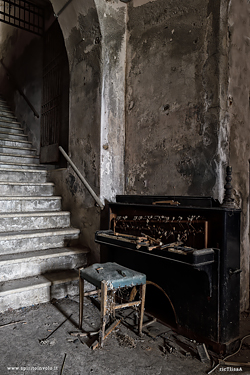 Pianoforte della villa della scalinata bianca