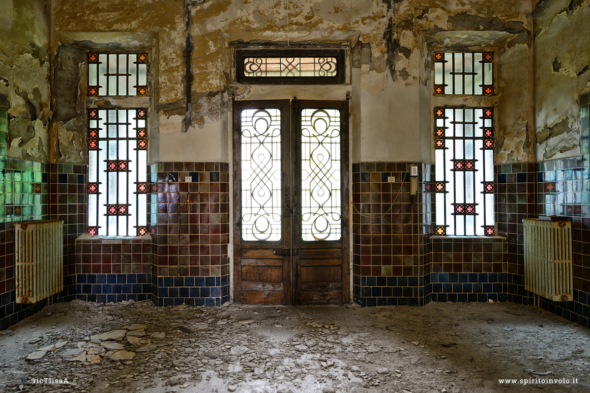 Foto dall'interno della porta di ingresso della Villa delle piastrelle