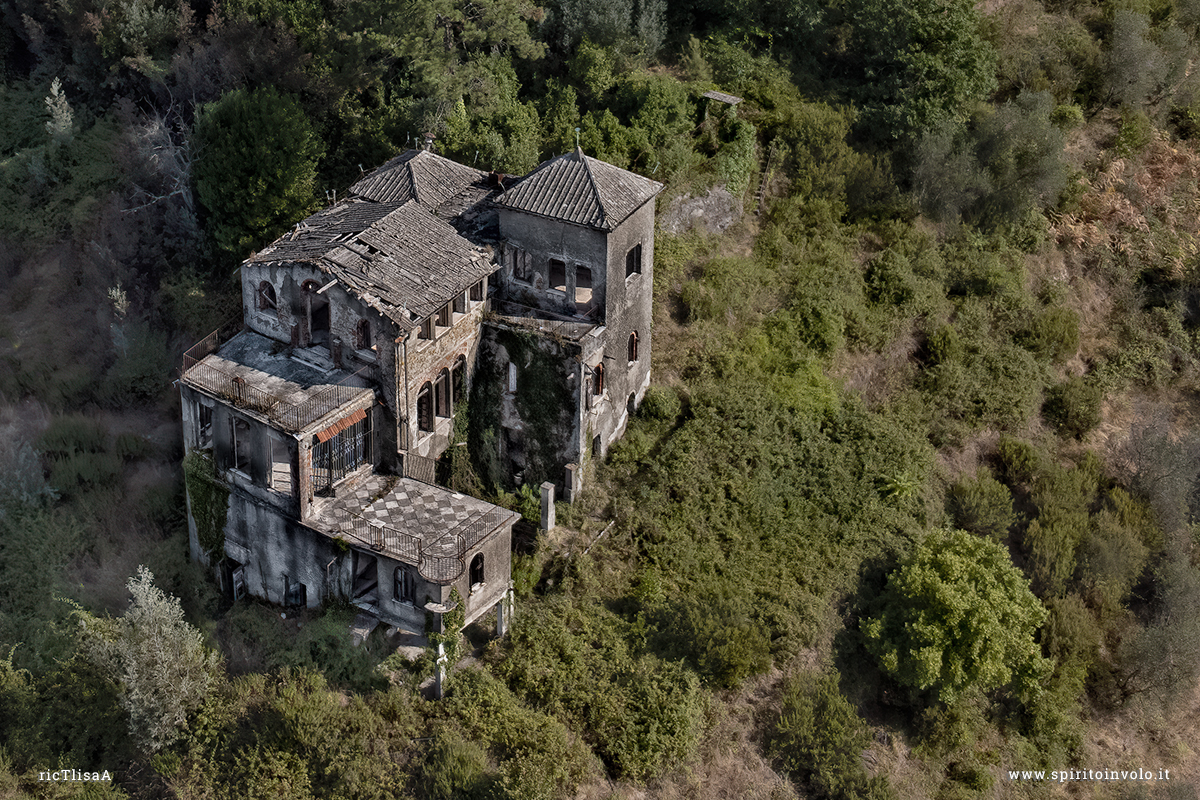 Fotografia con drone della Villa delle Streghe abbandonata in Liguria