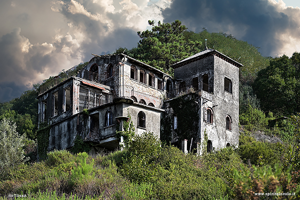 La Villa delle Streghe ripresa dal basso