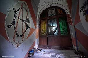 Foto della porta di ingresso nella Villa dello stilista