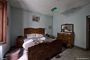 Foto di camera da letto nella Villa dello stilista in Piemonte