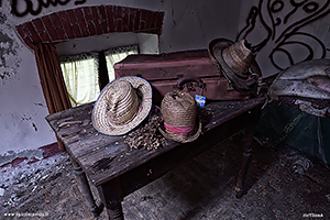 Foto di cappelli nella Villa dello stilista 