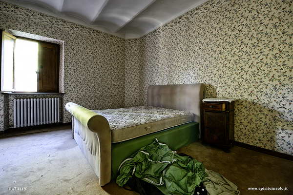 Camera con carta da parati nella Villa di Famiglia