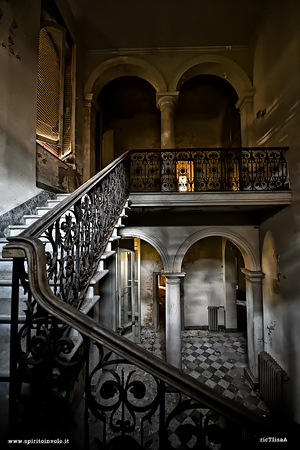 Atrio e scale di villa Fiori
