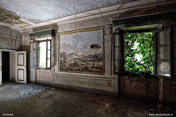 Finiestre con affreschi nella Villa La Bastia