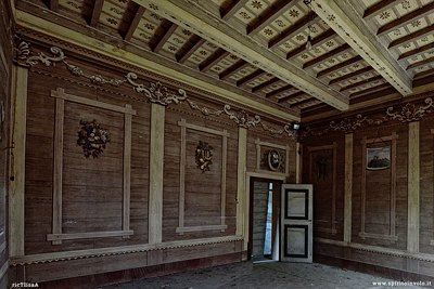 Salone con stemmi della Villa La Bastia