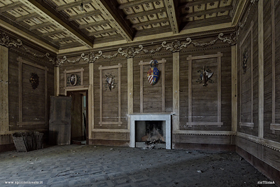 Salone con caminetto della Villa La Bastia