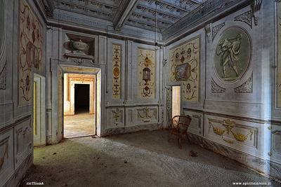 Foto del salone affrescato della villa la silenziosa