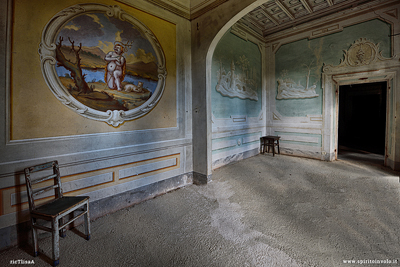 Foto del salone affrescato della villa la silenziosa