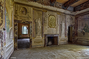 Foto del salone affrescato della villa la silenziosa