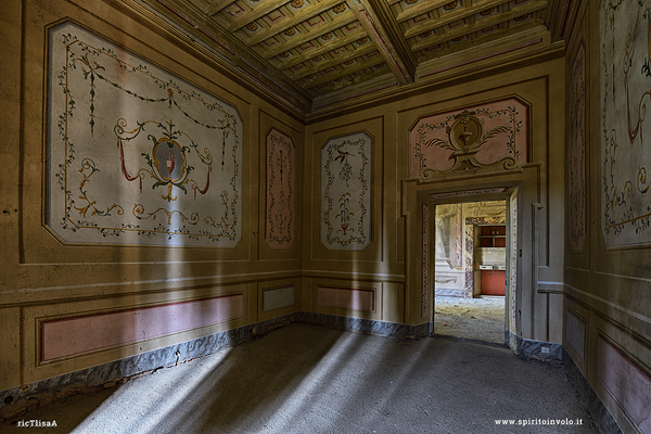 Foto del salone affrescato della villa la silenziosa