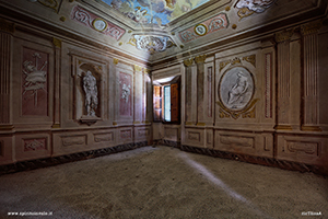 Foto del salone affrescato della villa la silenziosa