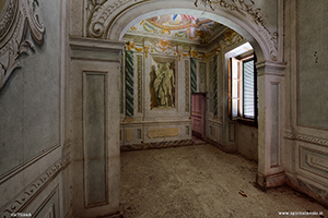 Foto del salone affrescato della villa la silenziosa