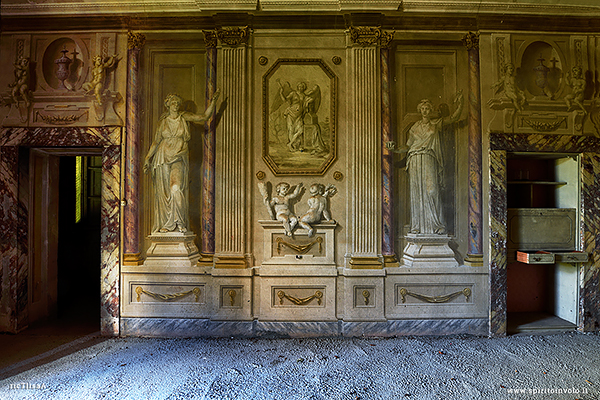 Foto del salone affrescato della villa la silenziosa