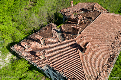 Il tetto e gli otto comignoli di Villa Libarna visti con il drone