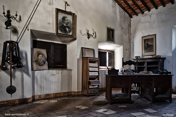 Scrivania ed arredamento nella mansarda della villa abbandonata
