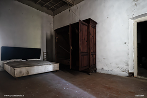 Letto ed armadio nella villa abbandonata