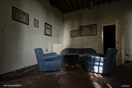 Divano e poltrone nella villa abbandonata
