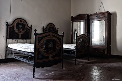 Due letti singoli nella villa abbandonata