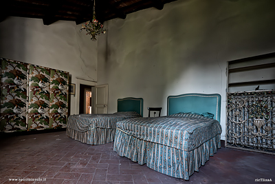 Camera matrimoniale nella villa abbandonata