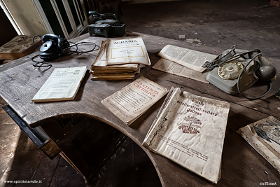 Piano della scrivania nella villa abbandonata