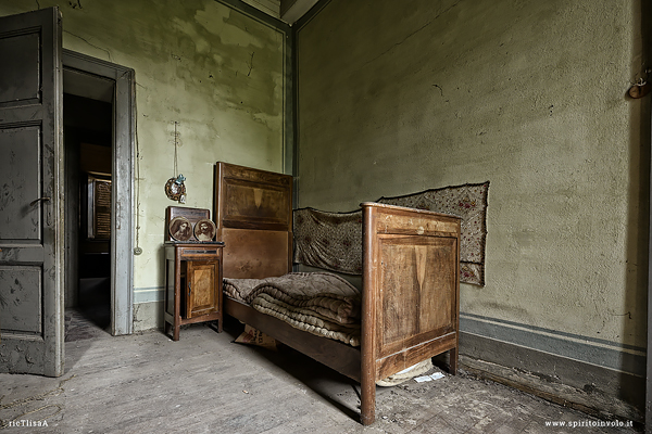 Letto singolo nella villa del mezzadro