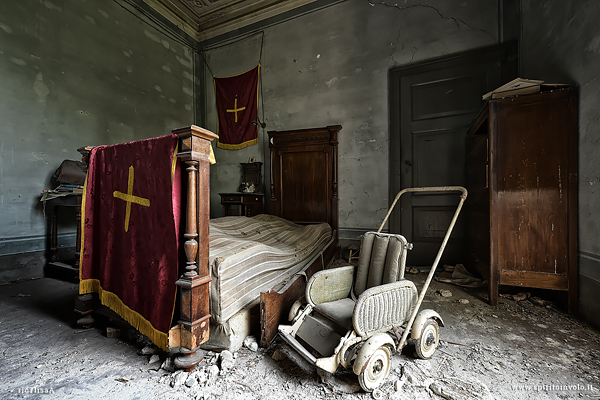 Letto e carrozzina nella villa del mezzadro