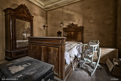 Camera da letto nella veranda della villa del mezzadro