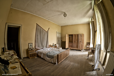 Camera da letto matrimoniale nella villa del mezzadro