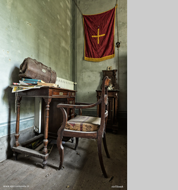 Sedia e scrivania nella villa del mezzadro