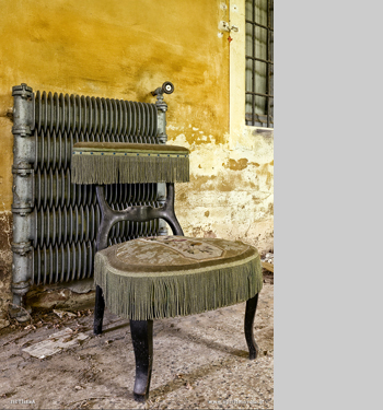 Poltrone e termosifone nella villa del mezzadro