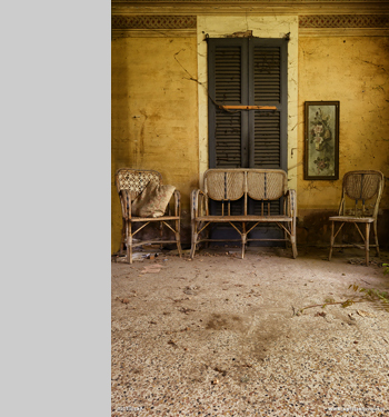 Divanetto e sedie nella veranda della villa del mezzadro