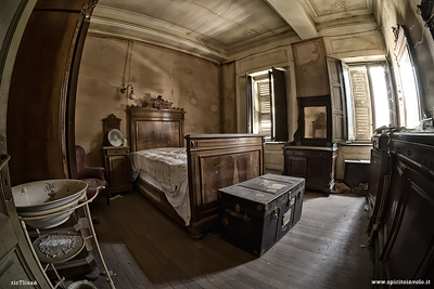 Camera con letto matrimoniale nella villa del mezzadro