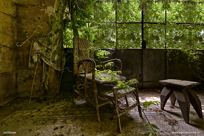 Sedia a sdraio nella veranda della villa del mezzadro