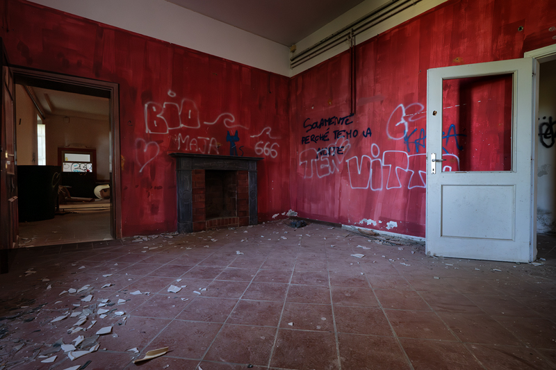 Sala rossa con caminetto a Villa Morazzana